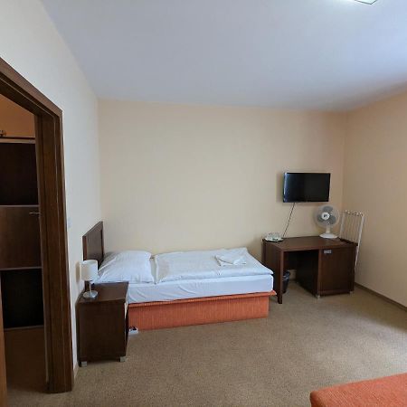 Garni Hotel Cosmopolitan Сенець Екстер'єр фото