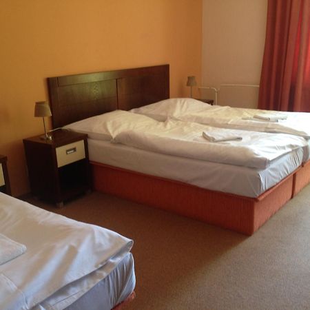 Garni Hotel Cosmopolitan Сенець Номер фото