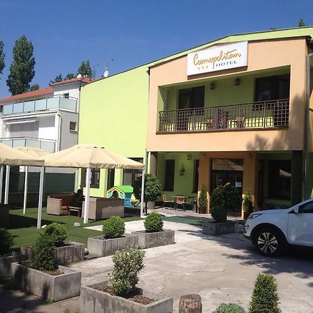 Garni Hotel Cosmopolitan Сенець Екстер'єр фото