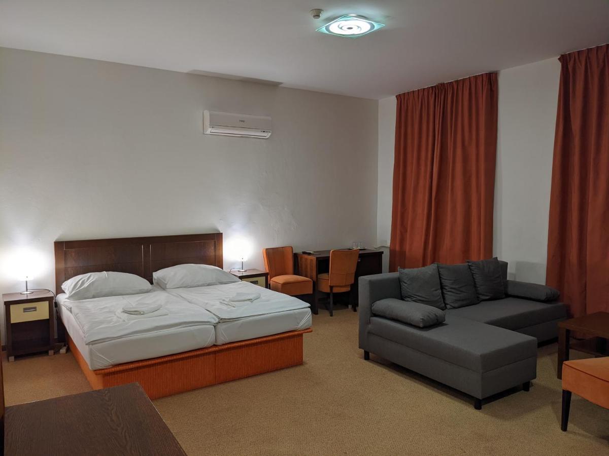 Garni Hotel Cosmopolitan Сенець Екстер'єр фото