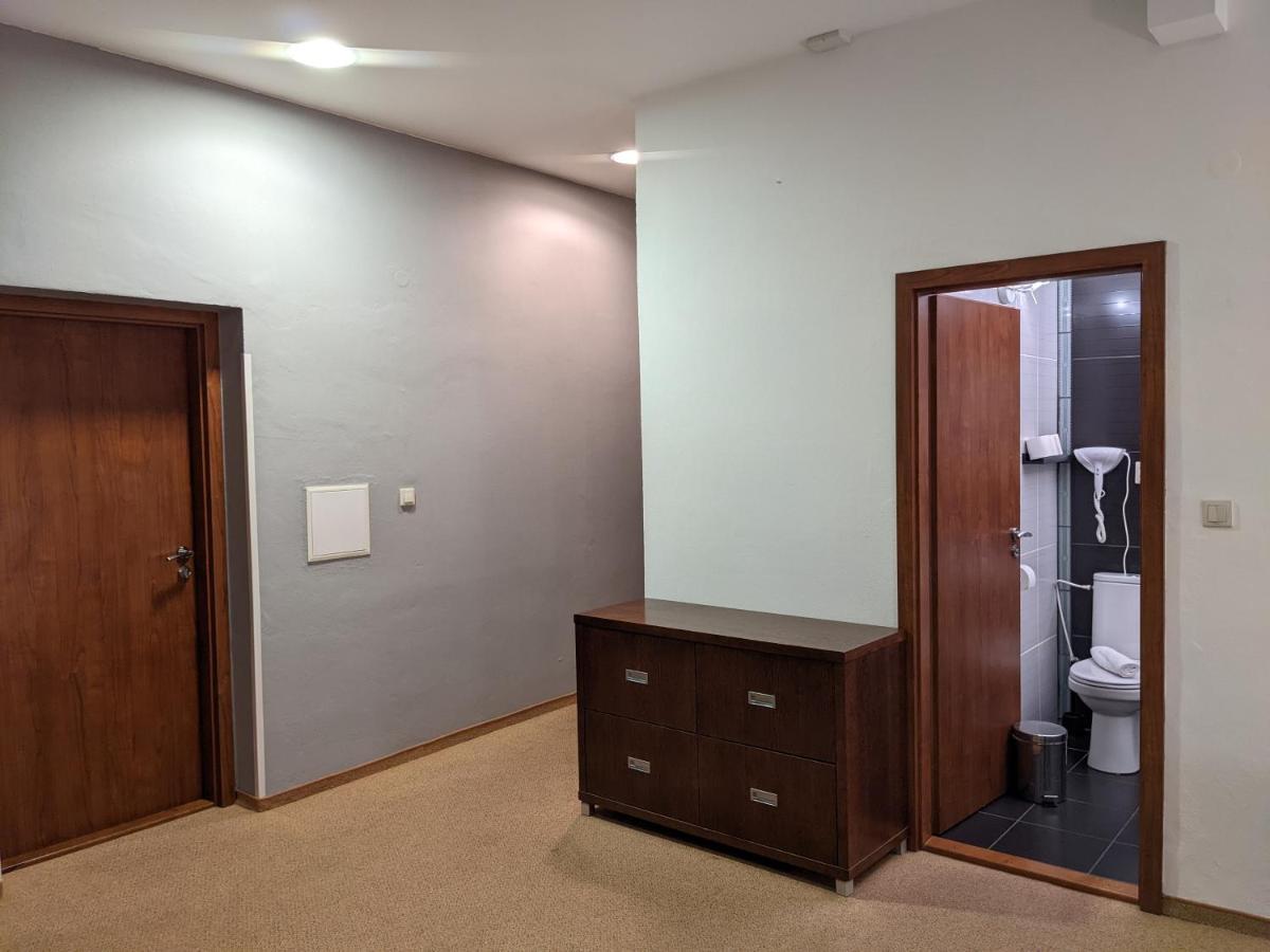 Garni Hotel Cosmopolitan Сенець Екстер'єр фото