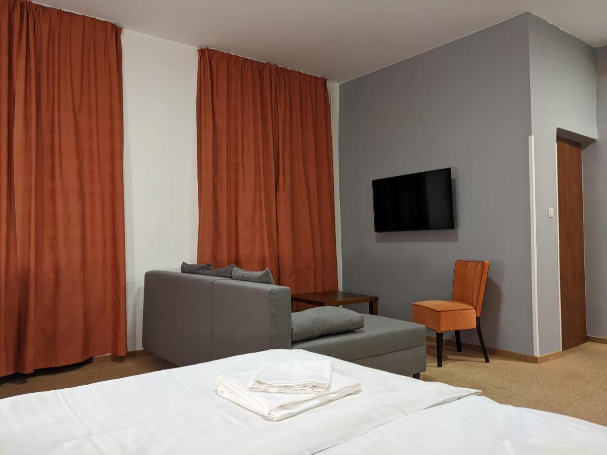 Garni Hotel Cosmopolitan Сенець Екстер'єр фото