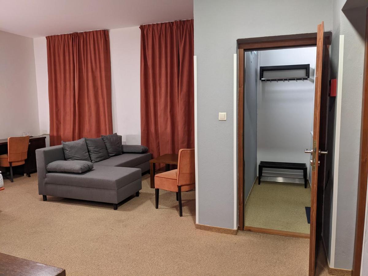 Garni Hotel Cosmopolitan Сенець Екстер'єр фото