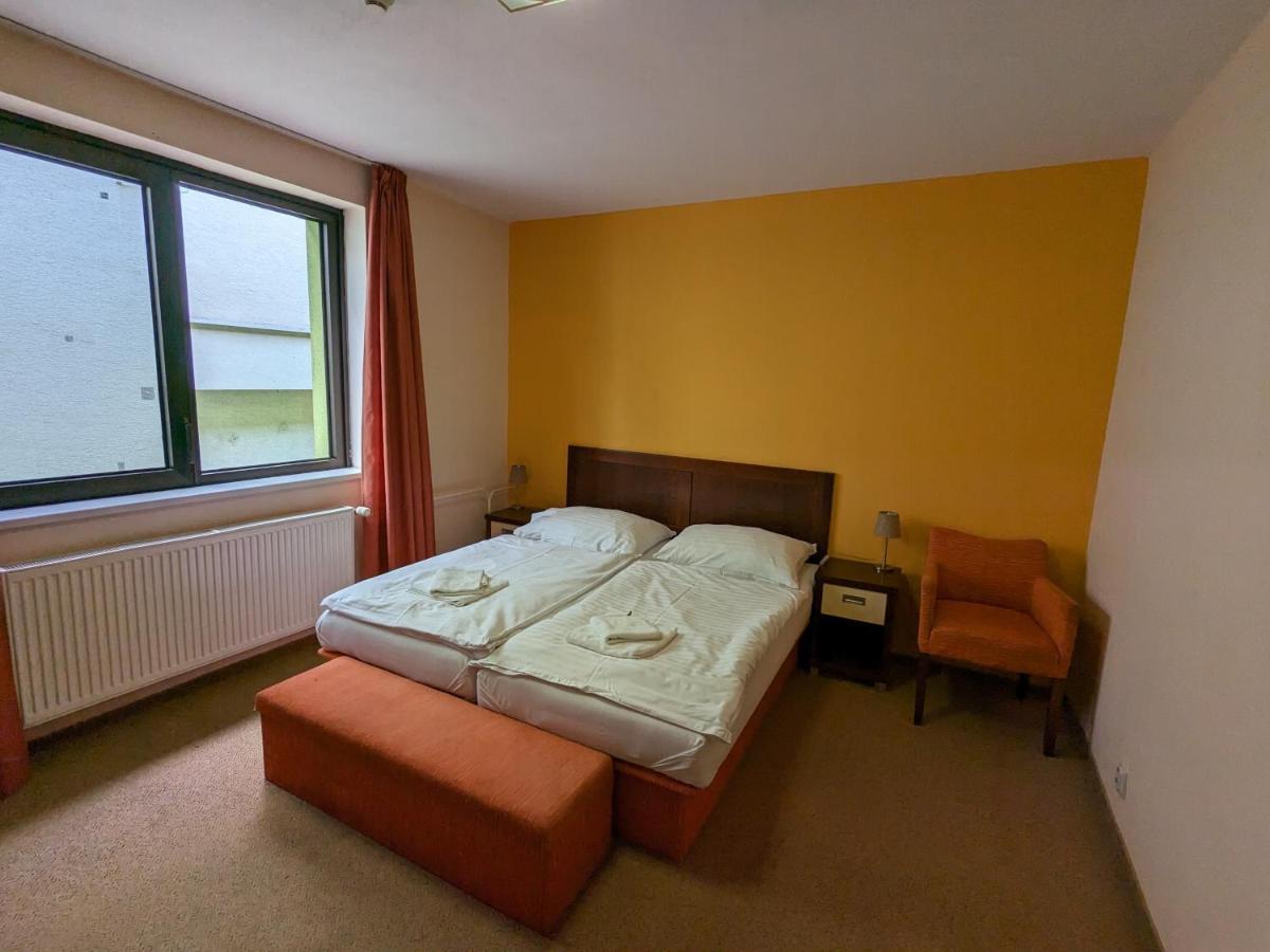 Garni Hotel Cosmopolitan Сенець Екстер'єр фото