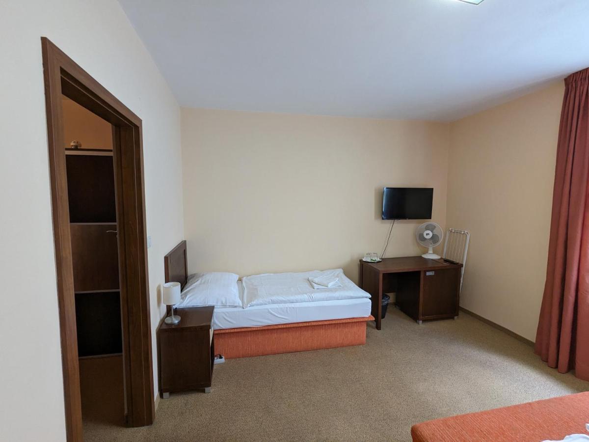Garni Hotel Cosmopolitan Сенець Екстер'єр фото