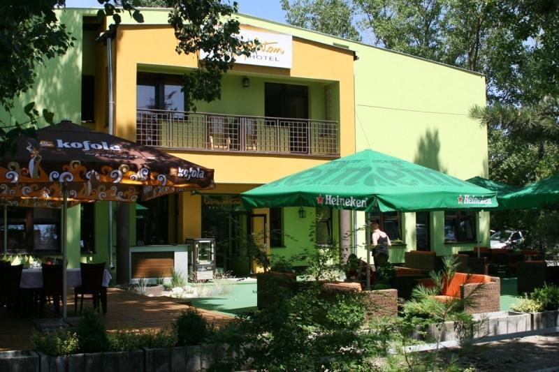 Garni Hotel Cosmopolitan Сенець Екстер'єр фото