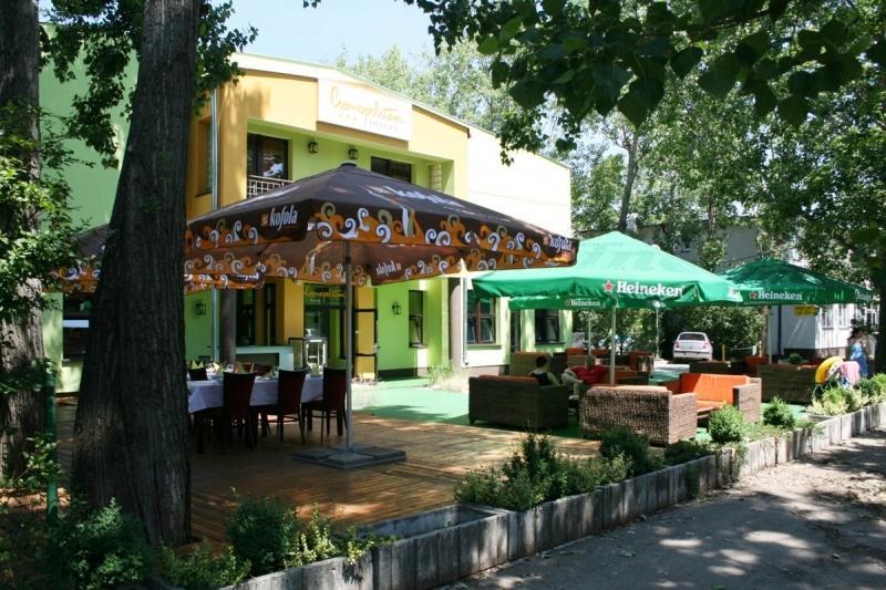 Garni Hotel Cosmopolitan Сенець Екстер'єр фото