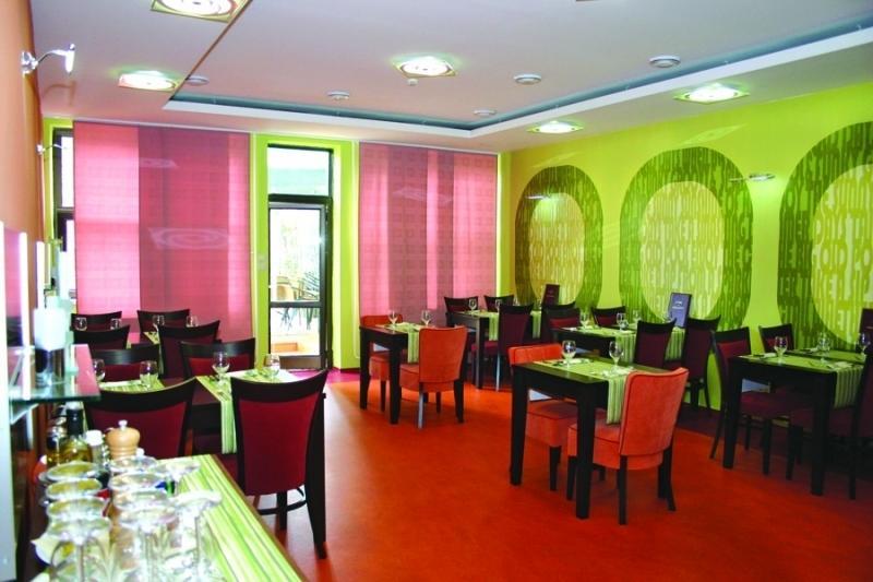 Garni Hotel Cosmopolitan Сенець Екстер'єр фото