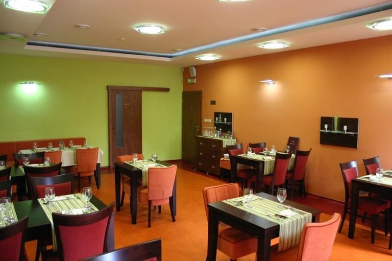 Garni Hotel Cosmopolitan Сенець Екстер'єр фото