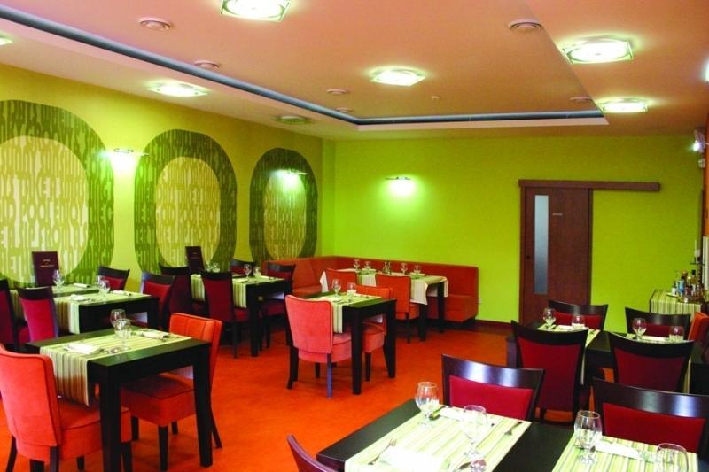 Garni Hotel Cosmopolitan Сенець Екстер'єр фото
