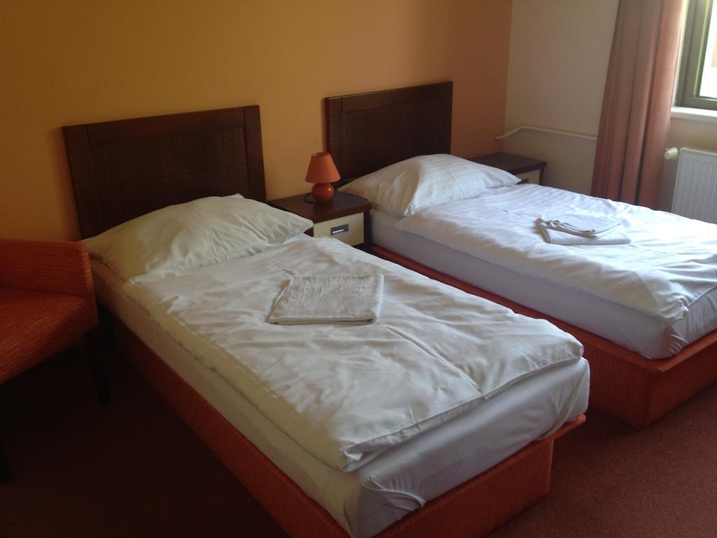 Garni Hotel Cosmopolitan Сенець Номер фото