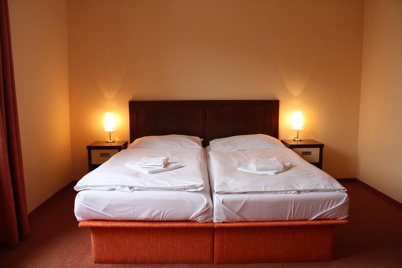 Garni Hotel Cosmopolitan Сенець Екстер'єр фото