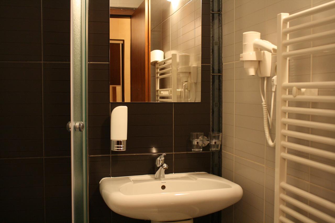 Garni Hotel Cosmopolitan Сенець Екстер'єр фото