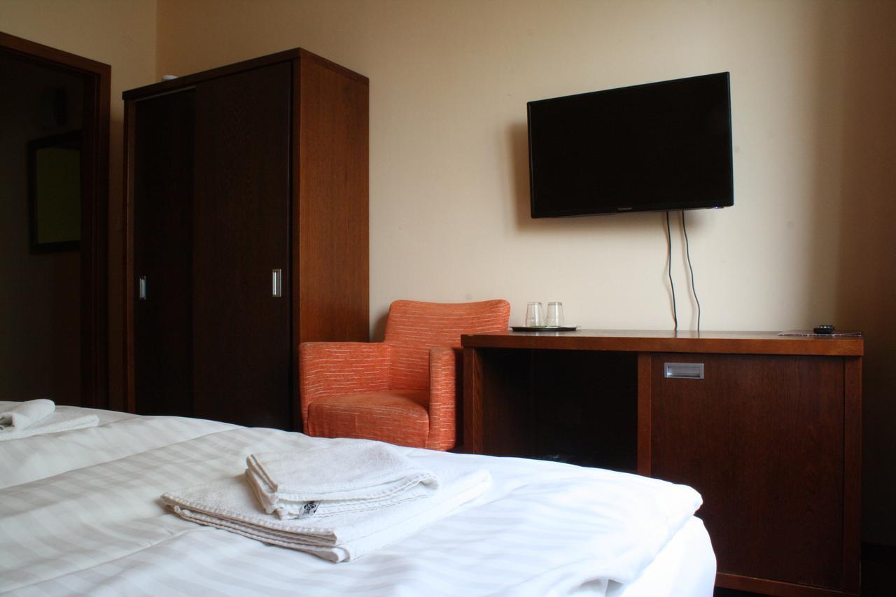 Garni Hotel Cosmopolitan Сенець Екстер'єр фото