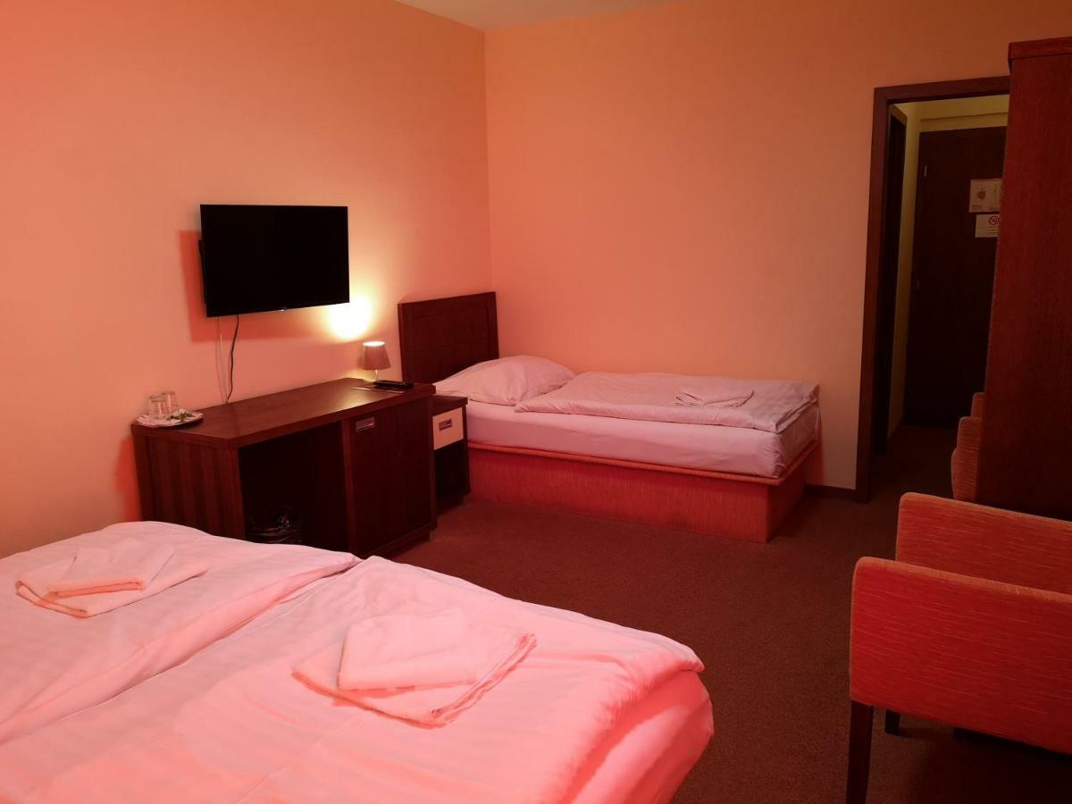 Garni Hotel Cosmopolitan Сенець Екстер'єр фото