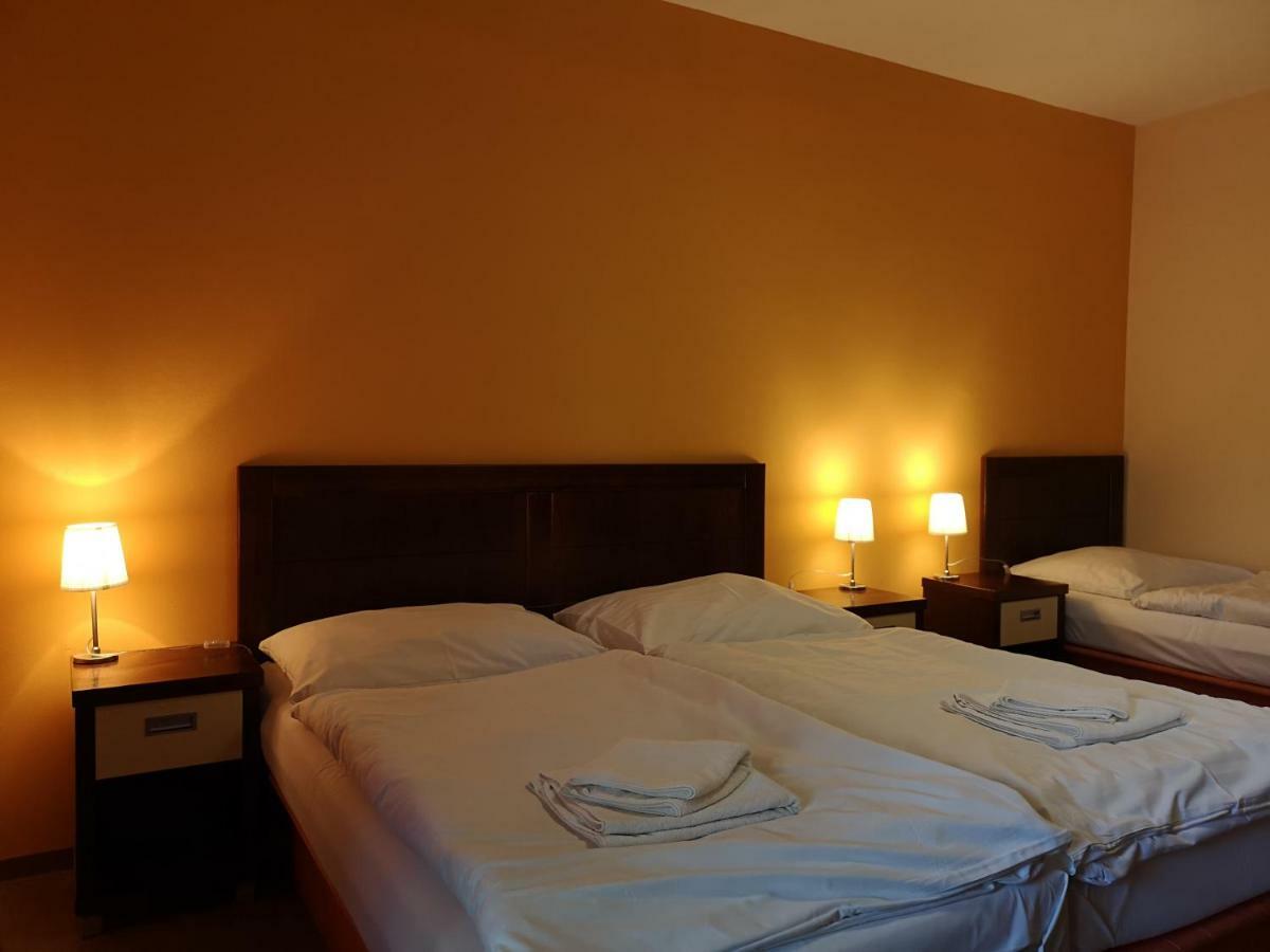 Garni Hotel Cosmopolitan Сенець Екстер'єр фото