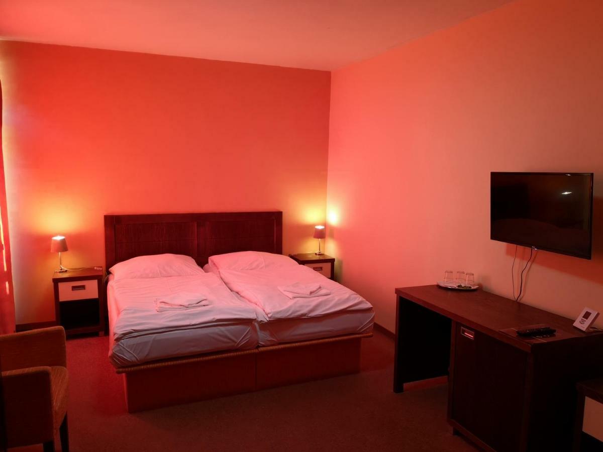Garni Hotel Cosmopolitan Сенець Екстер'єр фото