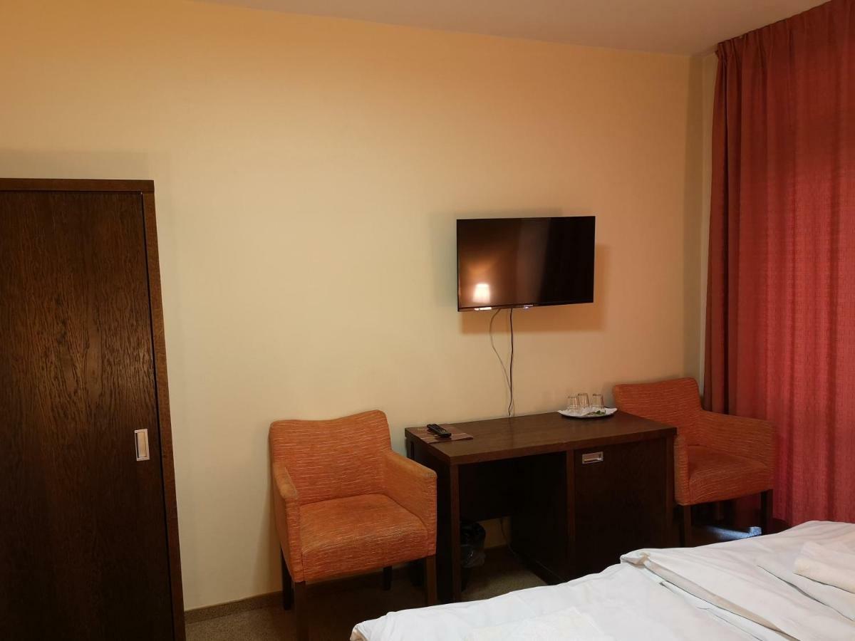 Garni Hotel Cosmopolitan Сенець Екстер'єр фото