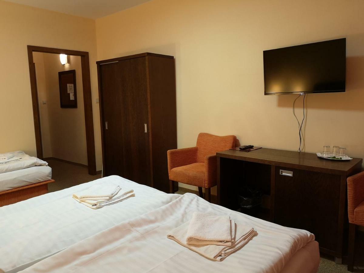Garni Hotel Cosmopolitan Сенець Екстер'єр фото